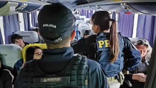 PRF realiza ação do Agosto Lilás contra a violência à mulher no transporte coletivo - Studio TV