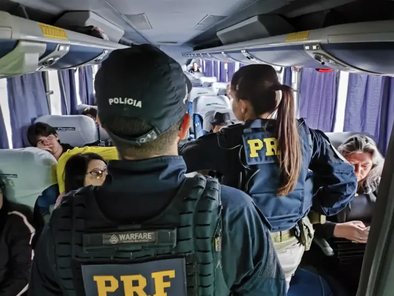 PRF realiza ação do Agosto Lilás contra a violência à mulher no transporte coletivo - Studio TV