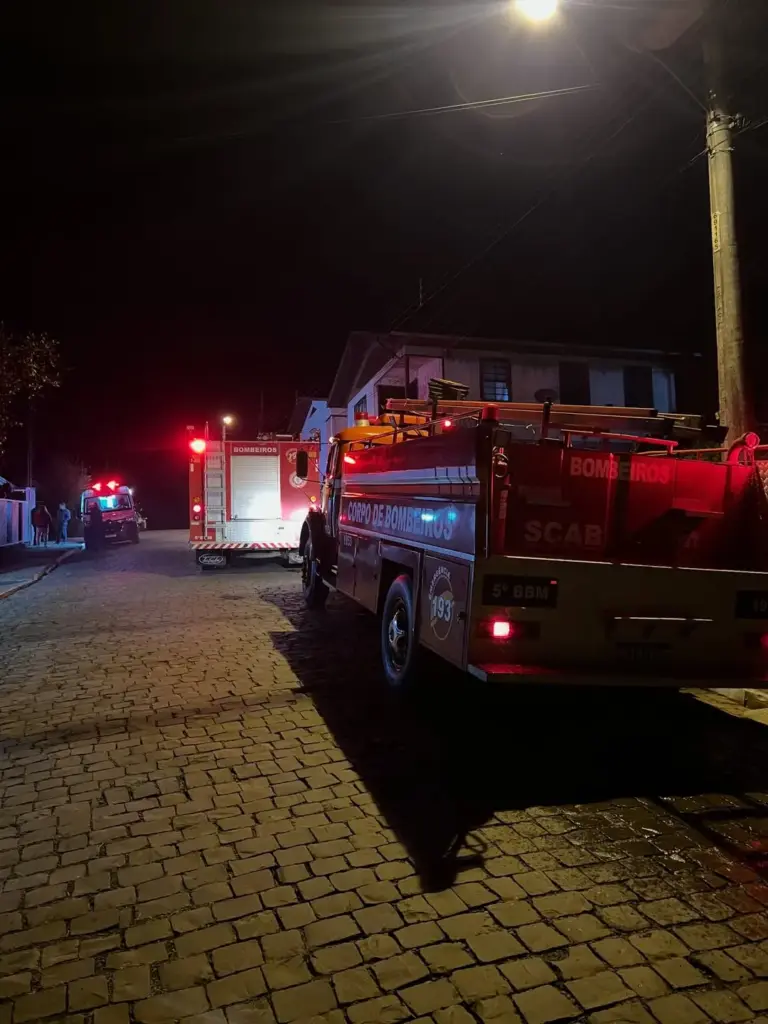 Princípio de incêndio em veículo mobiliza bombeiros no município de Ipê - Studio TV