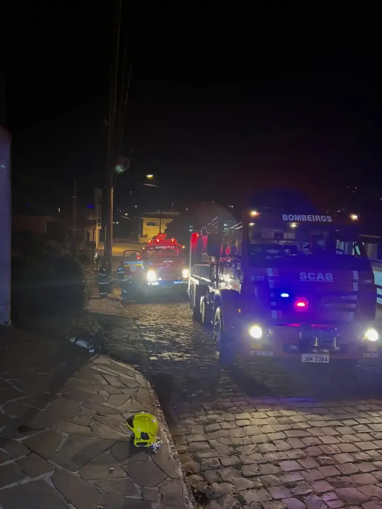 Princípio de incêndio em veículo mobiliza bombeiros no município de Ipê - Studio TV