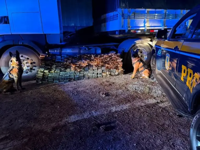 Quase 300 kg de cocaína são apreendidos em tanque de carreta - Studio TV