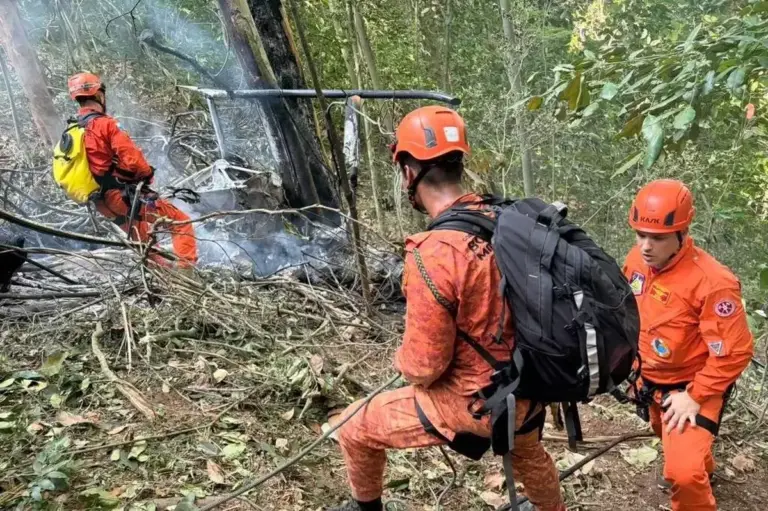 Queda de helicóptero deixa quatro mortos em área de mata no Rio de Janeiro - Studio TV