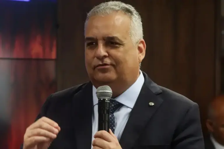 Flávio Bolsonaro fecha chapa presidencial com Alfredo Gaspar como vice - Studio TV