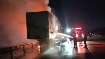 Incêndio destrói carreta com encomendas e bloqueia trecho da BR-290 - Studio TV