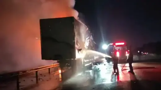 Incêndio destrói carreta com encomendas e bloqueia trecho da BR-290 - Studio TV