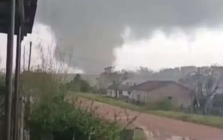 Tornado volta a atingir o Rio Grande do Sul e causa danos em Pedro Osório - Studio TV