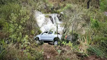 Motorista morre após caminhonete sair da pista e cair em riacho em Santa Catarina - Studio TV
