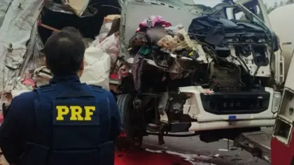 Colisão entre caminhões deixa ferido e espalha 13 toneladas de açúcar no RS - Studio TV