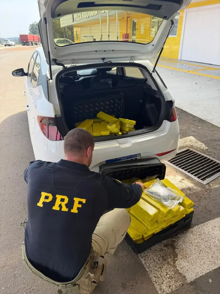 PRF apreende 92 kg de maconha e prende dois homens por tráfico em Passo Fundo - Studio TV