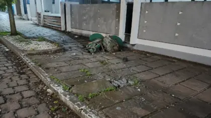 Suspeita de colisão danifica lixeira pública e deixa destroços de veículo em Veranópolis - Studio TV