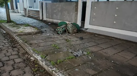 Suspeita de colisão danifica lixeira pública e deixa destroços de veículo em Veranópolis - Studio TV
