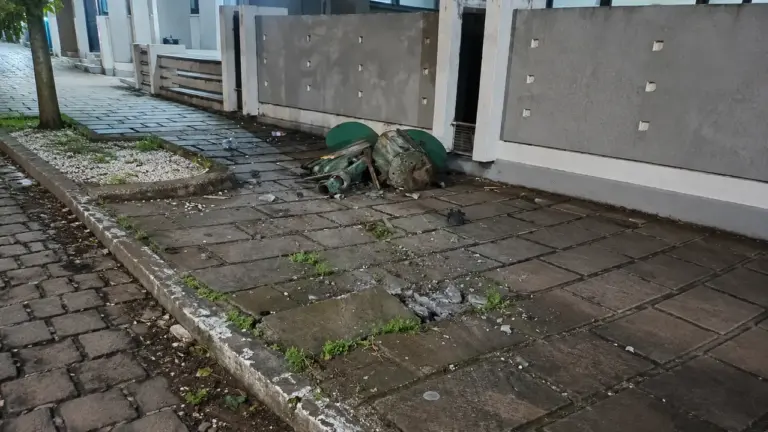 Suspeita de colisão danifica lixeira pública e deixa destroços de veículo em Veranópolis - Studio TV