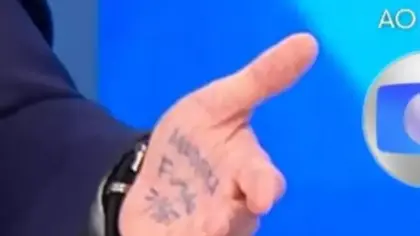 Flávio Bolsonaro é flagrado com anotações na palma da mão durante sabatina; saiba o que estava escrito - Studio TV