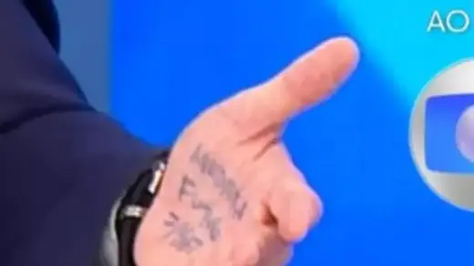 Flávio Bolsonaro é flagrado com anotações na palma da mão durante sabatina; saiba o que estava escrito - Studio TV