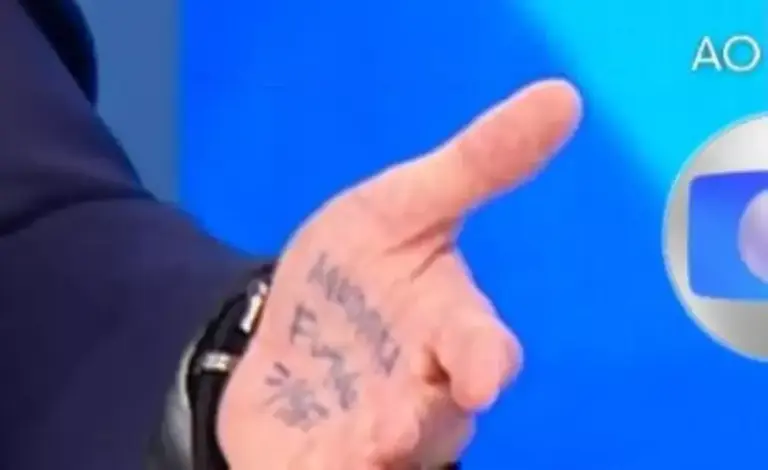 Flávio Bolsonaro é flagrado com anotações na palma da mão durante sabatina; saiba o que estava escrito - Studio TV