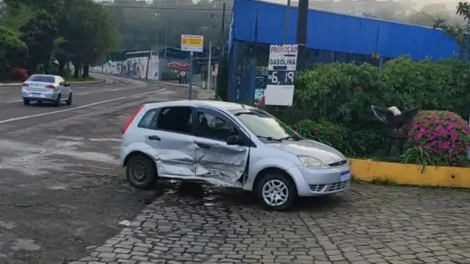 Colisão na BR-116 termina com carro recolhido e motorista autuada em Caxias do Sul - Studio TV