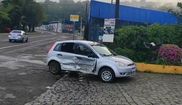 Colisão na BR-116 termina com carro recolhido e motorista autuada em Caxias do Sul - Studio TV