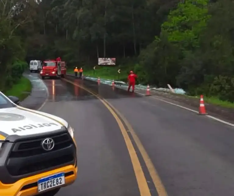 Trânsito é totalmente liberado na Rota do Sol após queda de carga de vidros - Studio TV