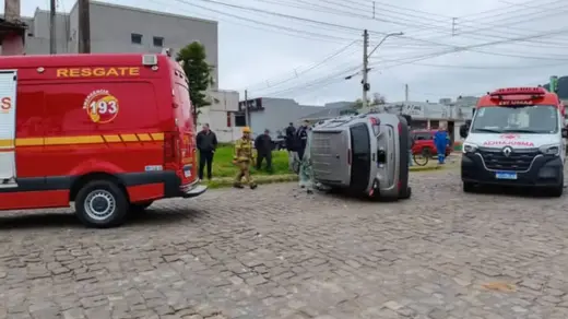Três pessoas ficam feridas após colisão e capotamento em cruzamento de Guaporé - Studio TV