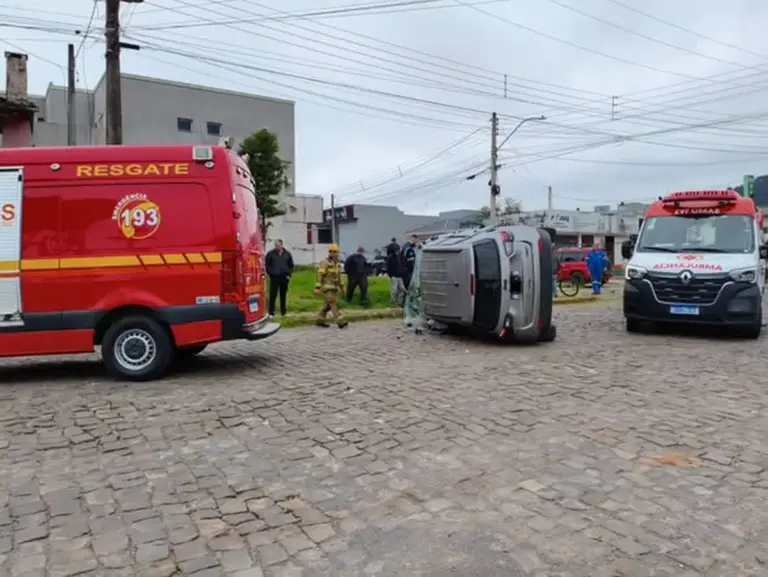 Três pessoas ficam feridas após colisão e capotamento em cruzamento de Guaporé - Studio TV