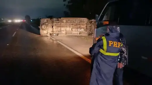 Van com estudantes tomba na BR-392 entre Rio Grande e Pelotas - Studio TV