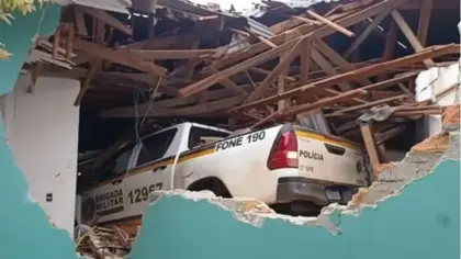 Viatura da Brigada Militar atinge residência durante perseguição a assaltantes em Guarani das Missões - Studio TV