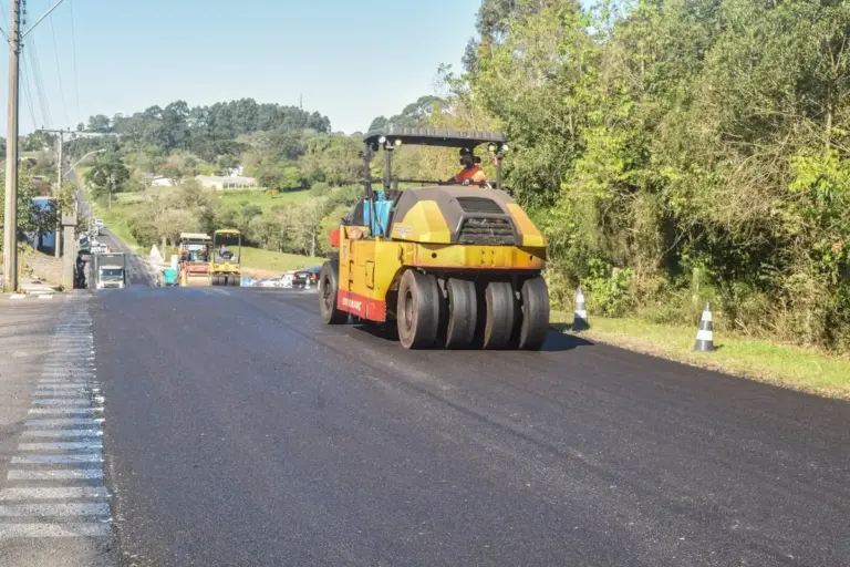 Vila Flores investe R$ 1,3 milhão em recapeamento e nova ciclofaixa na Linha Conde de Porto Alegre - Studio TV