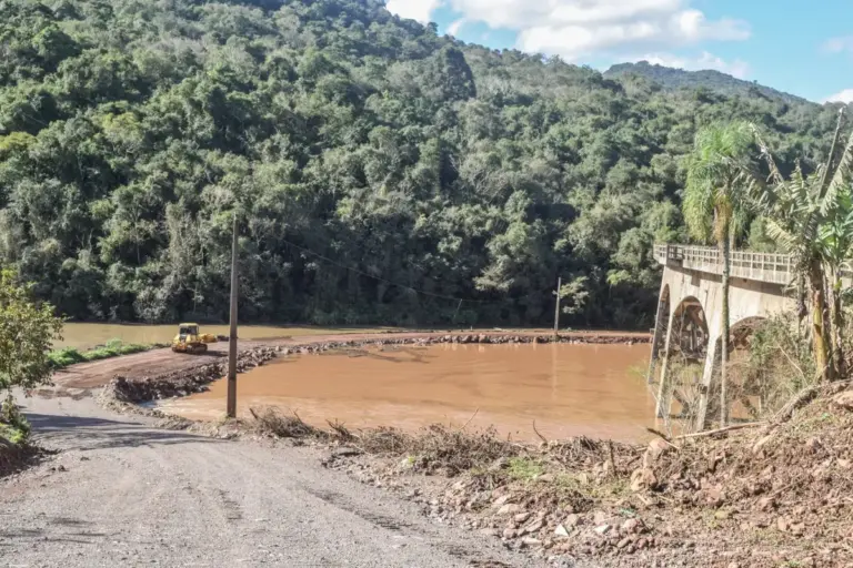 Acesso à ERS-437 é bloqueado para detonação de rochas em Vila Flores - Studio TV