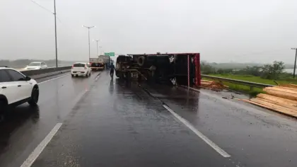Acidente com caminhão provoca bloqueio parcial na BR-448 próximo a Nova Santa Rita - Studio TV