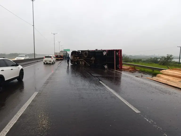 Acidente com caminhão provoca bloqueio parcial na BR-448 próximo a Nova Santa Rita - Studio TV