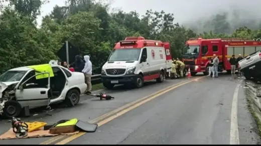 Acidente entre Corsa e Nissan Frontier deixa vítima presa às ferragens na BR-116, em Caxias do Sul - Studio TV