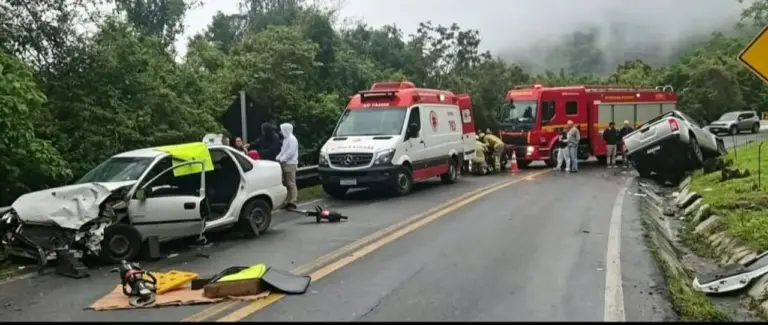 Acidente entre Corsa e Nissan Frontier deixa vítima presa às ferragens na BR-116, em Caxias do Sul - Studio TV