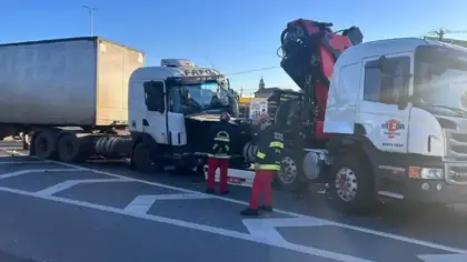 Acidente entre dois caminhões deixa motorista ferido na BR-470 em Garibaldi - Studio TV