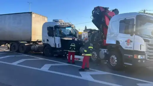 Acidente entre dois caminhões deixa motorista ferido na BR-470 em Garibaldi - Studio TV