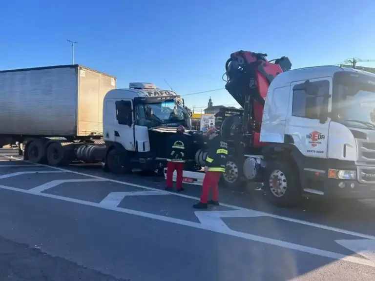 Acidente entre dois caminhões deixa motorista ferido na BR-470 em Garibaldi - Studio TV