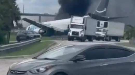 Avião cargueiro sai da pista em Miami, atinge veículos e deixa ao menos cinco mortos - Studio TV