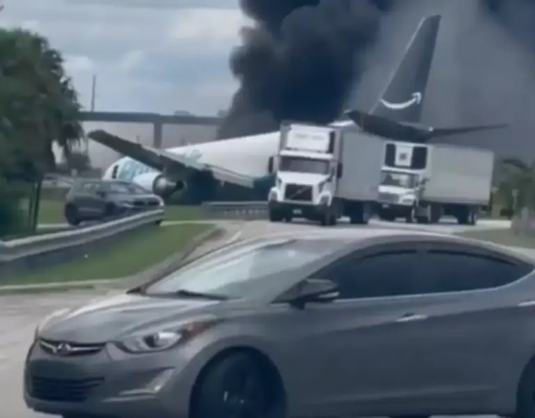 Avião cargueiro sai da pista em Miami, atinge veículos e deixa ao menos cinco mortos - Studio TV