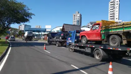 Blitz em Caxias do Sul resulta em 40 autuações e nove caminhões recolhidos - Studio TV