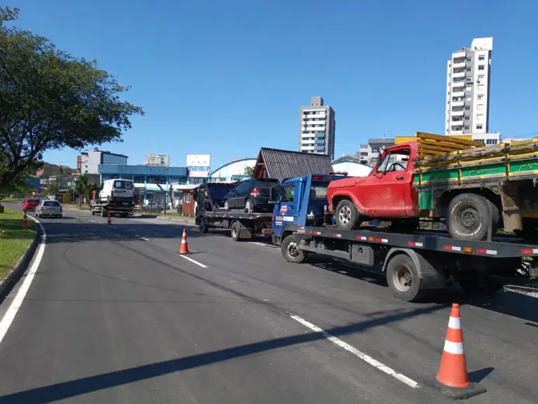 Blitz em Caxias do Sul resulta em 40 autuações e nove caminhões recolhidos - Studio TV