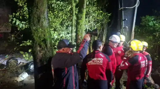 Bombeiros mantêm buscas durante a noite por carro no Rio São Marcos - Studio TV