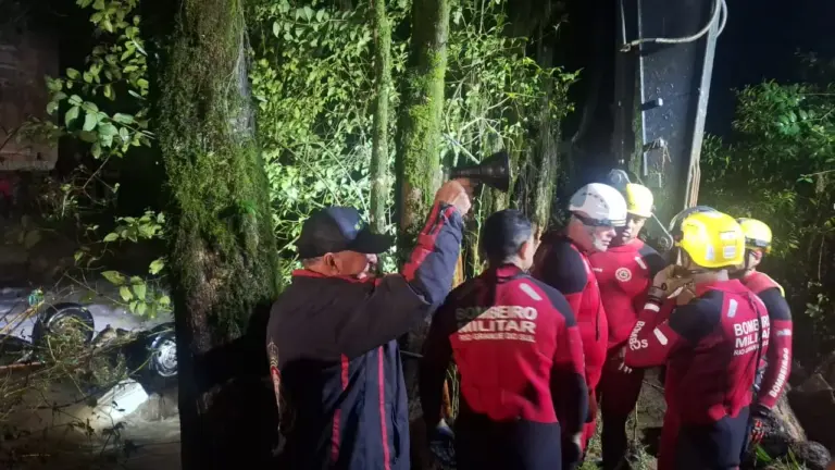 Bombeiros mantêm buscas durante a noite por carro no Rio São Marcos - Studio TV