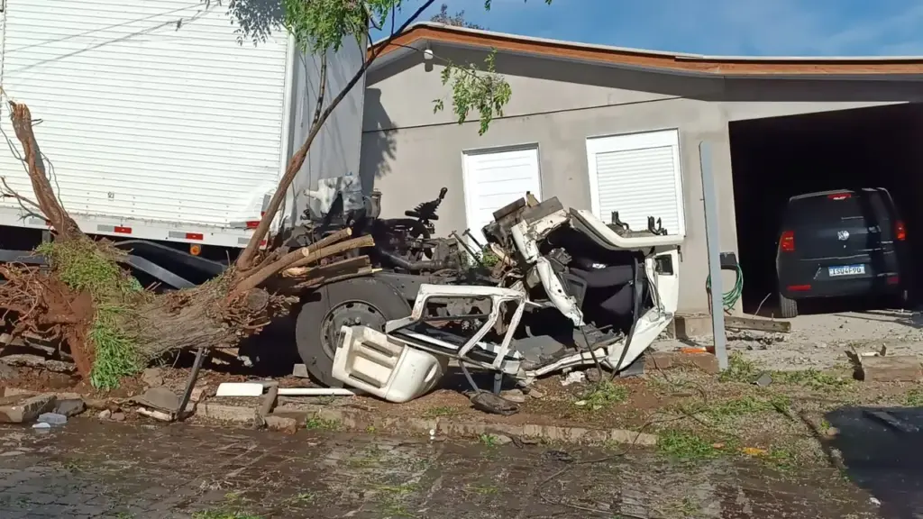 Bombeiros resgatam motorista preso sob cabine após caminhão atingir residências em Veranópolis - Studio TV