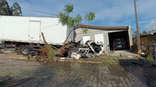Bombeiros resgatam motorista preso sob cabine após caminhão atingir residências em Veranópolis - Studio TV