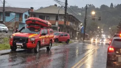 Buscas continuam por homem arrastado pela enxurrada para galeria pluvial em Caxias do Sul - Studio TV