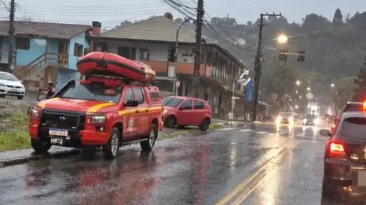 Buscas continuam por homem arrastado pela enxurrada para galeria pluvial em Caxias do Sul - Studio TV