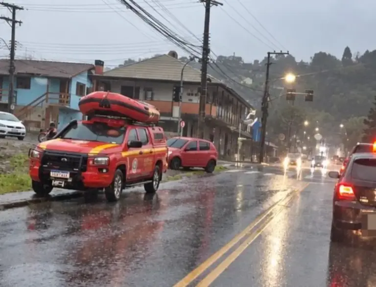 Buscas continuam por homem arrastado pela enxurrada para galeria pluvial em Caxias do Sul - Studio TV