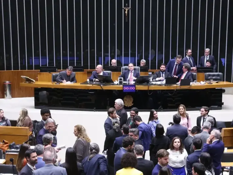 Câmara aprova mudança que facilita aposentadoria integral de policiais e bombeiros - Studio TV