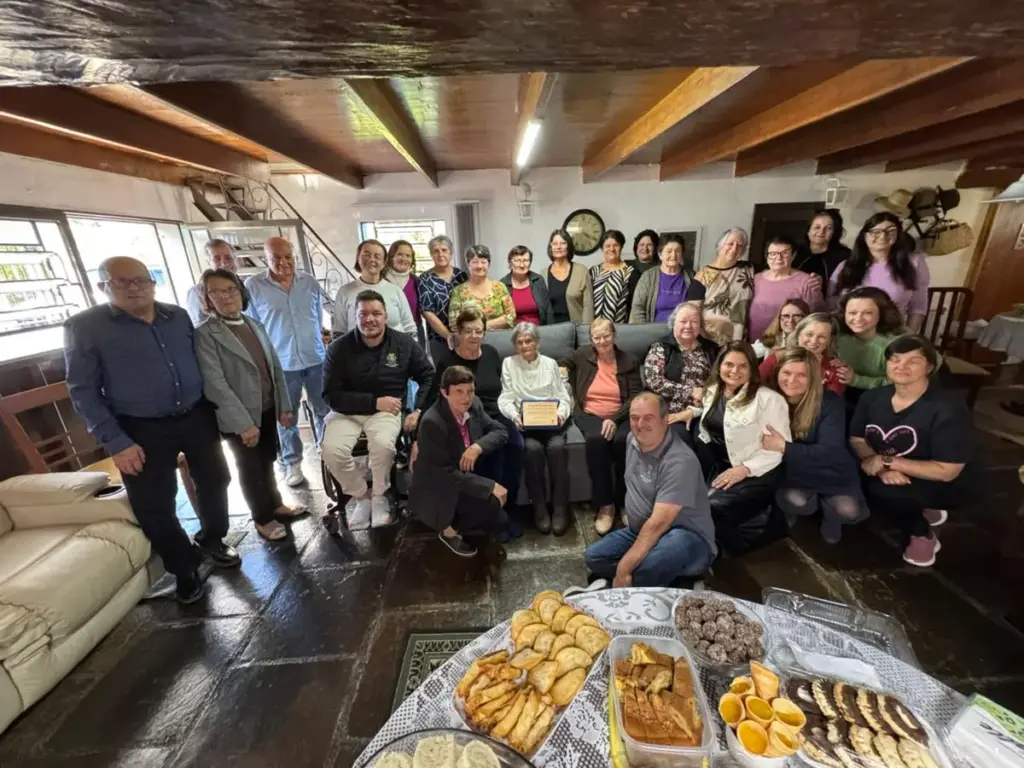 Câmara de Veranópolis homenageia Diva Maria Comachio Ravison pelos 100 anos de vida - Studio TV
