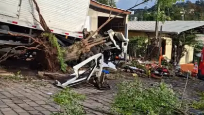 Caminhão atinge casas e deixa motorista preso às ferragens em Veranópolis - Studio TV