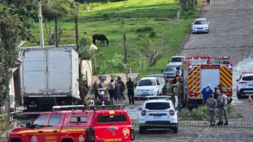 Caminhão atinge casas e deixa motorista preso às ferragens em Veranópolis - Studio TV